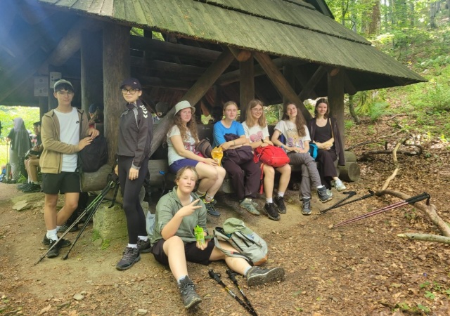 Uczniowie na bieszczadzkim szlaku.